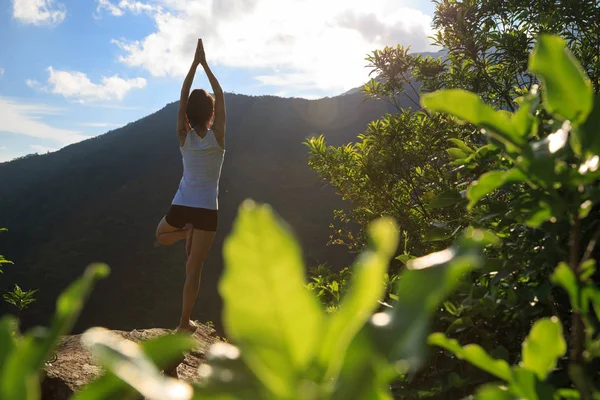 Женщина Йога Медитирует Краю Скалы Восходе Солнца — стоковое фото