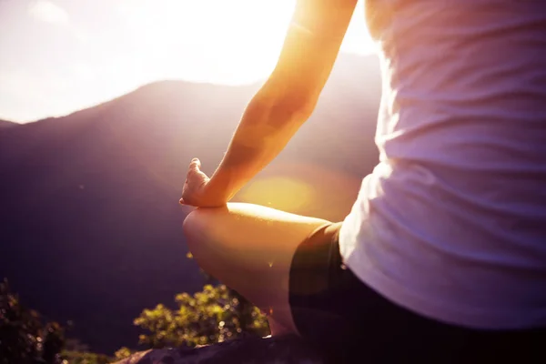 Yoga Woman Meditating Mountain Peak Cliff Edge Sunrise — Stock Photo, Image