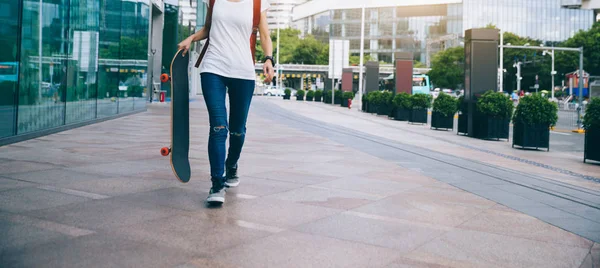 Femme Skateboarder Marche Avec Skateboard Dans Main Sur Rue Ville — Photo