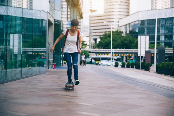 Mujer Skateboarder Monopatín Calle Ciudad — Foto de Stock