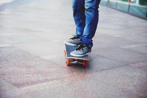 Πόδια Skateboarder Ιππασία Skateboard Δρόμο Της Πόλης — Φωτογραφία Αρχείου