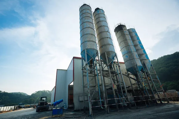 Buitenaanzicht Van Een Cementfabriek Beton Mengen Silo Bouw Site Faciliteiten — Stockfoto