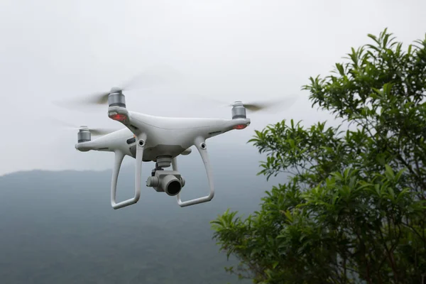 Квадрокоптер Білого Дрона Камерою Літає Над Лісом — стокове фото