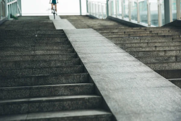 Mujer Freerider Montar Por Rampa Paso Elevado Ciudad — Foto de Stock