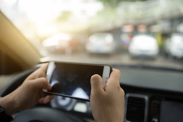 Mains Utilisant Smartphone Régler Navigation Avant Conduire Une Voiture — Photo