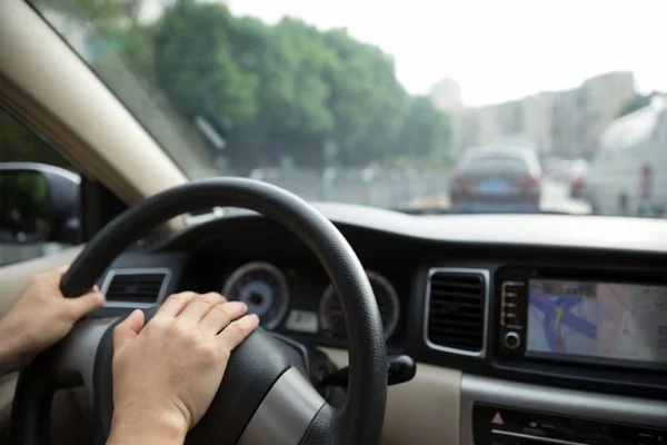 Manos Sosteniendo Volante Mientras Conduce Coche Carretera — Foto de Stock