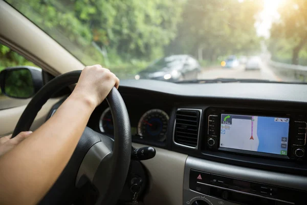 Mãos Segurando Volante Enquanto Dirige Carro Estrada — Fotografia de Stock