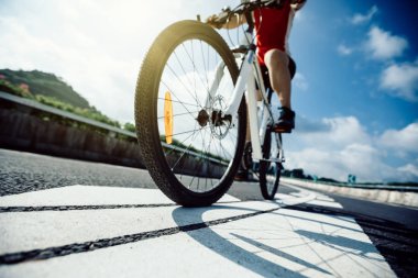 Free Rider bisikletçi dağ bisiklet sürme karayolu üzerinde