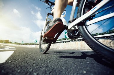 Free Rider bisikletçi dağ bisiklet sürme karayolu üzerinde