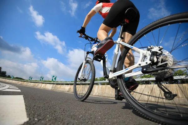 Mujer Montando Bicicleta Montaña Carretera — Foto de Stock