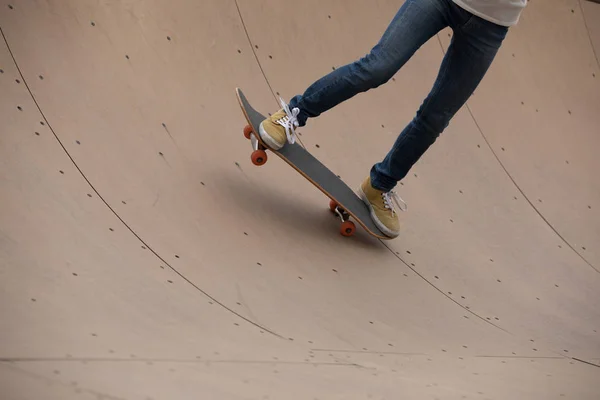 Skatepark 坡道上的年轻女子滑板 — 图库照片