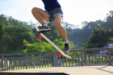 Genç kaykaycı skatepark içinde atlama görüntü kırpılmış 