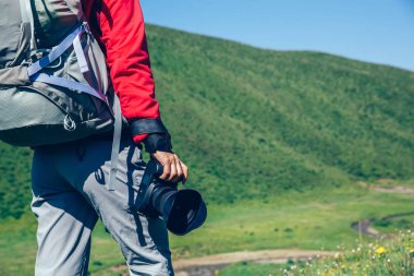 Kamera yüksek irtifa otlak Dağları ile kadın uzun yürüyüşe çıkan kimse