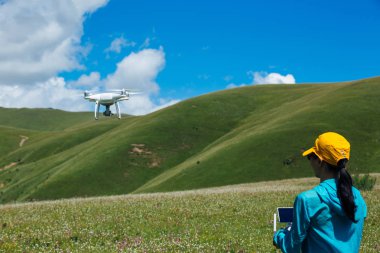 Kadın fotoğrafçı denetimleri dron yüksek irtifa otlak