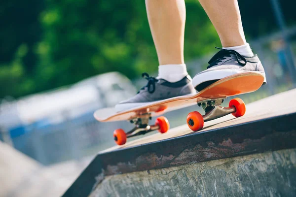 Skateboarder Pernas Montando Skate Parque Skate — Fotografia de Stock