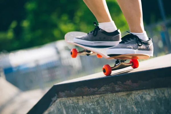 Skateboarder Benen Rijden Een Skateboard Het Skatepark — Stockfoto