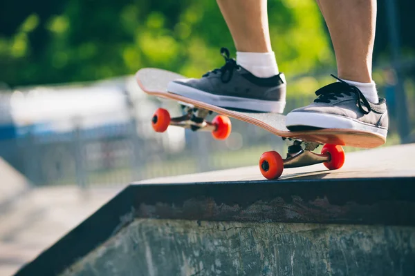 Skateboarder Benen Rijden Een Skateboard Het Skatepark — Stockfoto