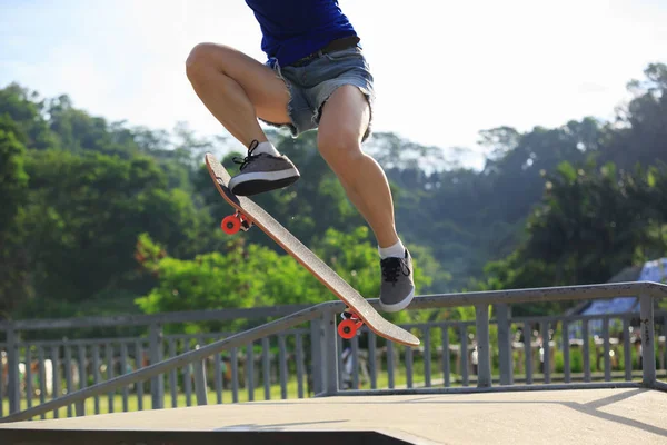 Oříznout Obrázek Mladých Skateboardista Skákání Skateparku — Stock fotografie