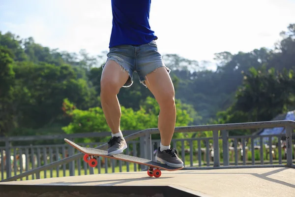 Bijgesneden Afbeelding Van Jonge Skateboarder Springen Het Skatepark — Stockfoto