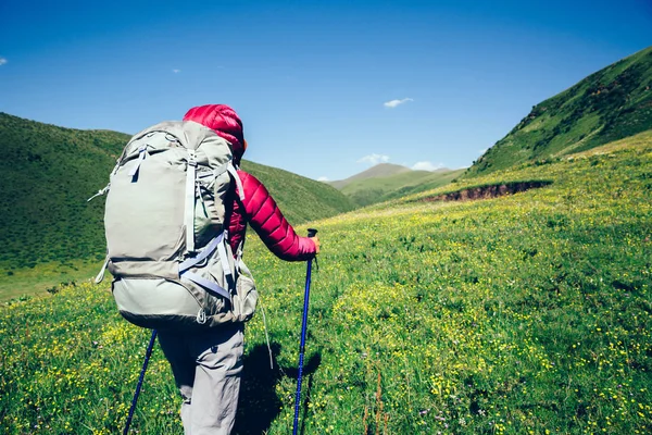 Jovem Mulher Caminhando Nas Montanhas Pastagens Alta Altitude — Fotografia de Stock