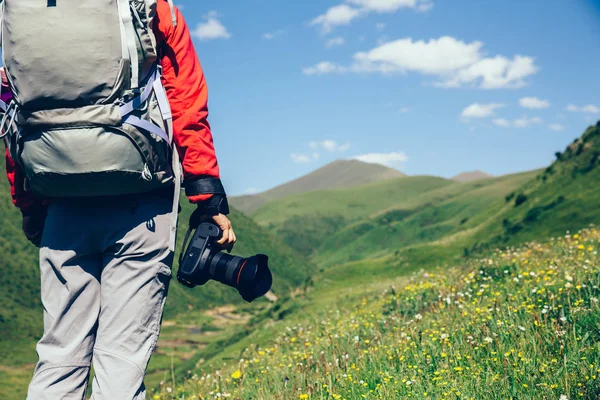 Kvinna Hiker Med Kamera Hög Höjd Gräsmark Berg — Stockfoto