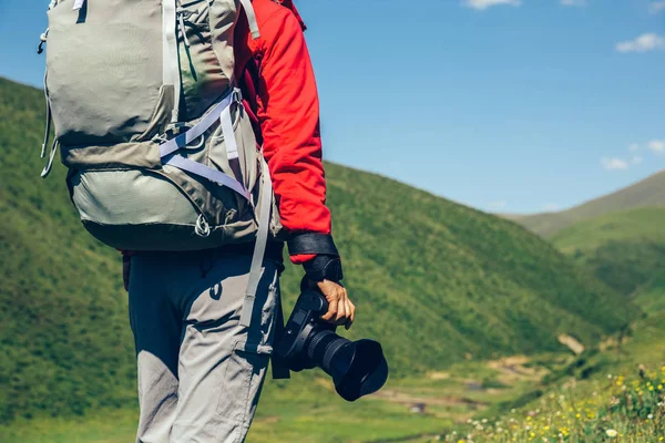 Woman Hiker Camera High Altitude Grassland Mountains — Stock Photo, Image