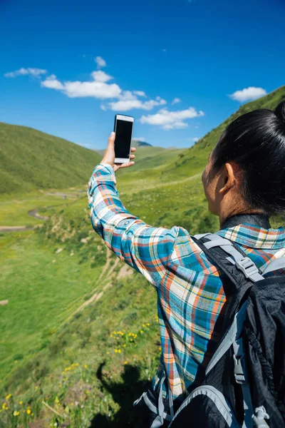 Mulher Caminhante Tirando Foto Com Telefone Celular Montanhas Pastagens Alta — Fotografia de Stock