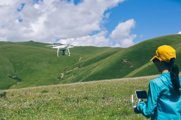 Fotós Vezérlők Drone Magashegyi Legelők — Stock Fotó