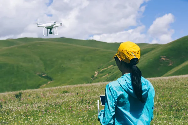 Fotós Vezérlők Drone Magashegyi Legelők — Stock Fotó