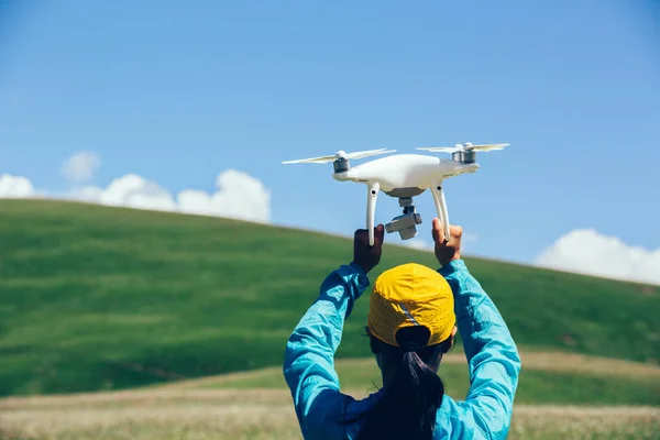 Mulher Fotógrafa Com Drone Pastagens Alta Altitude — Fotografia de Stock