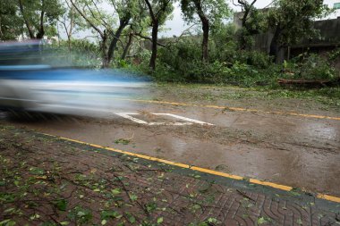 Elektrikli taksi sürüş yolda süper tayfun sonra Mangkhut Çin - 16 Eylül 2018
