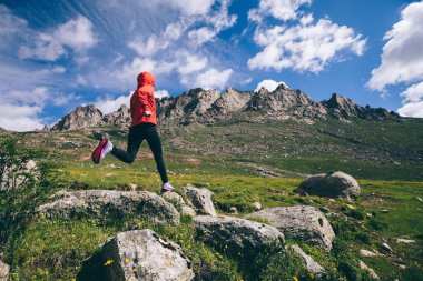 güzel Dağları üzerinde çalışan kadın iz runner