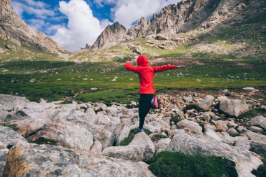 güzel Dağları üzerinde çalışan kadın iz runner