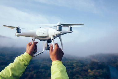 dağ manzarası karşı beyaz dron holding eller