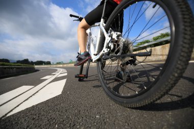 Bisikletçi binme dağ bisikleti karayolu üzerinde