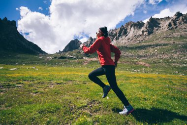 güzel Dağları üzerinde çalışan kadın iz runner