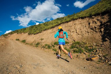 Tepe üzerinde çalışan genç fitness kadın iz runner 