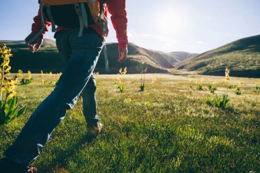 Genç kadın yüksek irtifa otlak dağlarda hiking