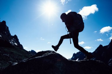 Gündoğumu dağlarda hiking sırt çantası ile başarılı kadın