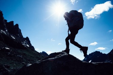 Gündoğumu dağlarda hiking sırt çantası ile başarılı kadın