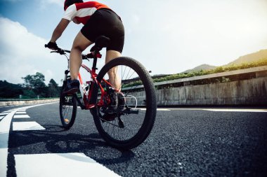Dağ bisikleti karayolu üzerinde sürme kadın