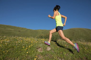 Otlak çalışan genç fitness kadın iz runner