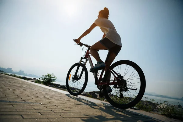 Ciclismo Mujer Montando Micrófono Montaña Salida Del Sol Playa — Foto de Stock