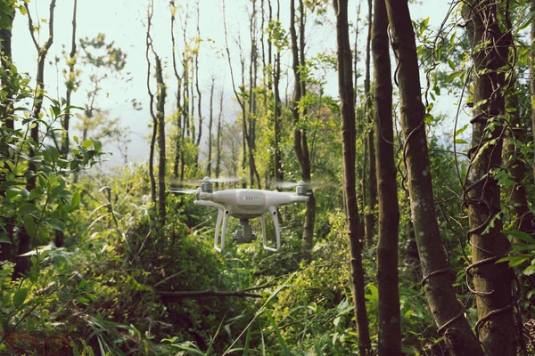 Drone Branco Com Câmera Voando Floresta Tropical — Fotografia de Stock