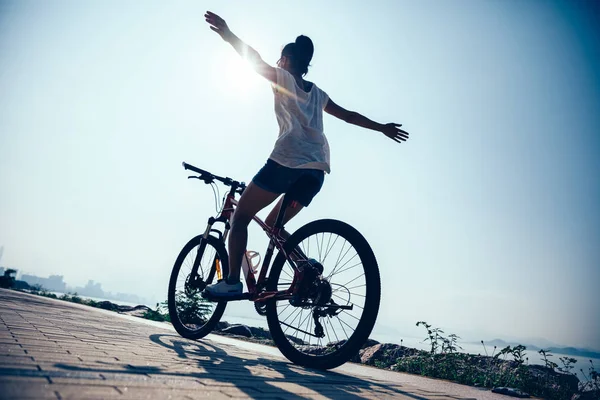 Mujer Joven Montando Bicicleta Montaña Salida Del Sol Playa — Foto de Stock
