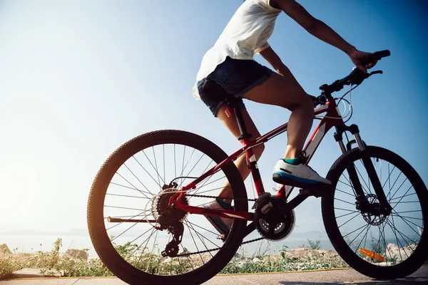 Mujer Joven Montando Bicicleta Montaña Salida Del Sol Playa — Foto de Stock