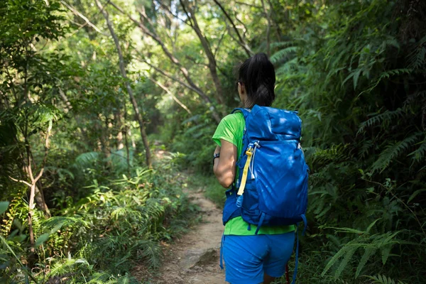 Jeune femme sac à dos — Photo