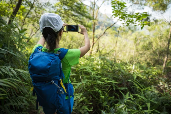 Jeune Femme Randonneuse Prenant Des Photos Sommet Montagne — Photo