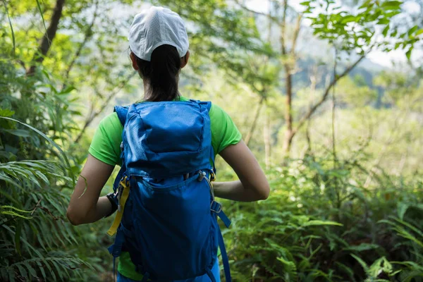 Ung kvinna backpacker — Stockfoto