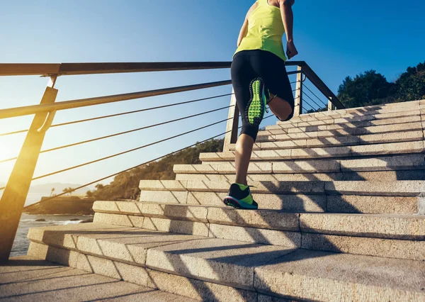 Понятие Здорового Образа Жизни Спортивная Женщина Бежит Каменной Лестнице Берегу — стоковое фото
